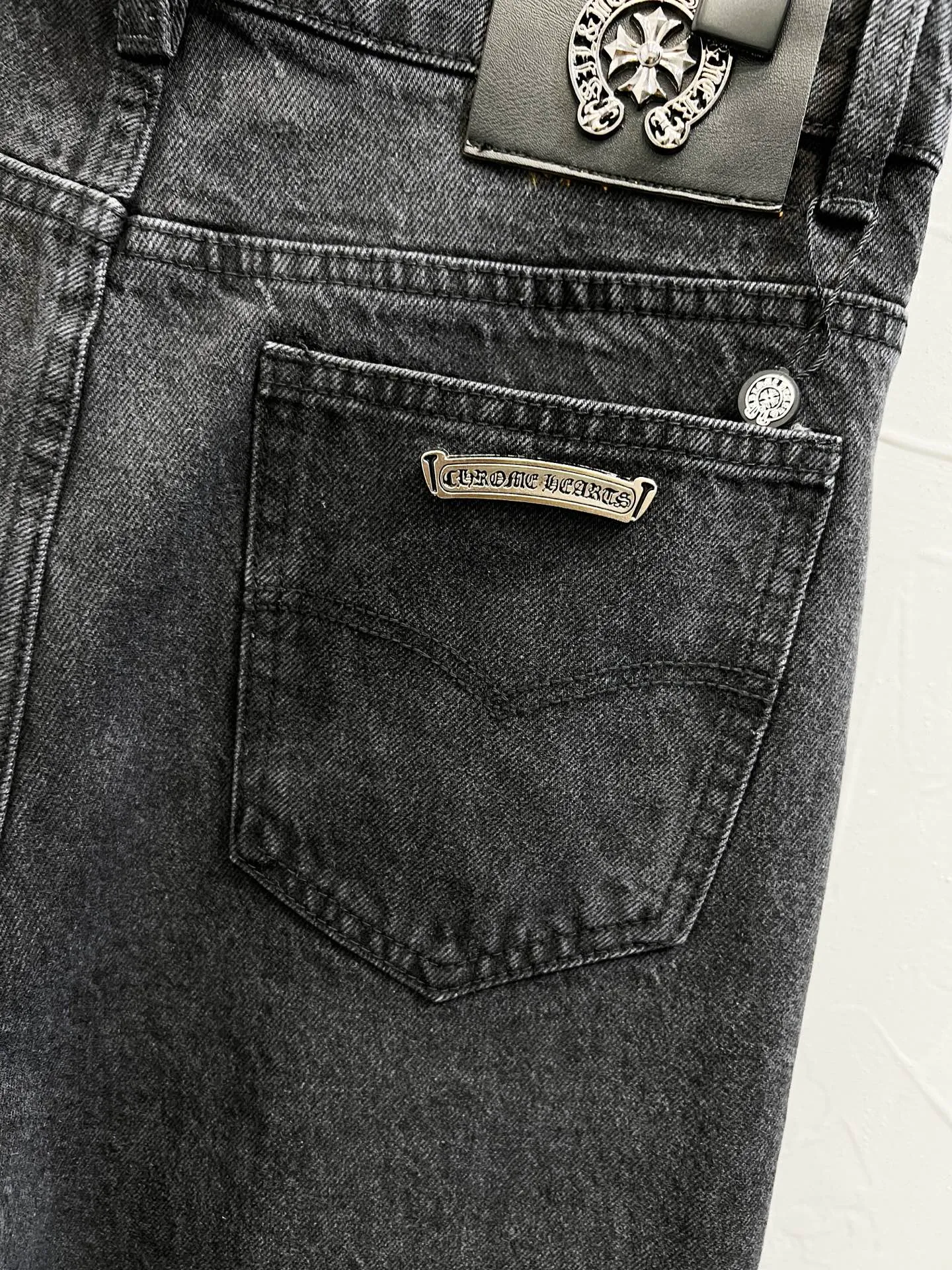P180 Style number: [M1237] Chrome Hearts SS25 full-print diamond logo straight jeans, same style for men and women, top ceiling quality, styles with different wash textures, very friendly to people with thin legs and thick legs, straight and slim fit very flattering leg shape, timeless moderate length, easy to match, basic styling for various styles, a must-have in the wardrobe! The fabric is stiff but also makes the upper body soft without losing texture. The washing process is even more perfect. It is a must-have item for everyone! ! ! Washed wheat, hang tag, pants label, three labels complete Color: black Size: 30, 32, 34, 36